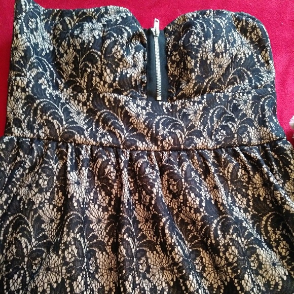 Black and beige lace short dress by 6 Degrees. - Picture 2 of 6